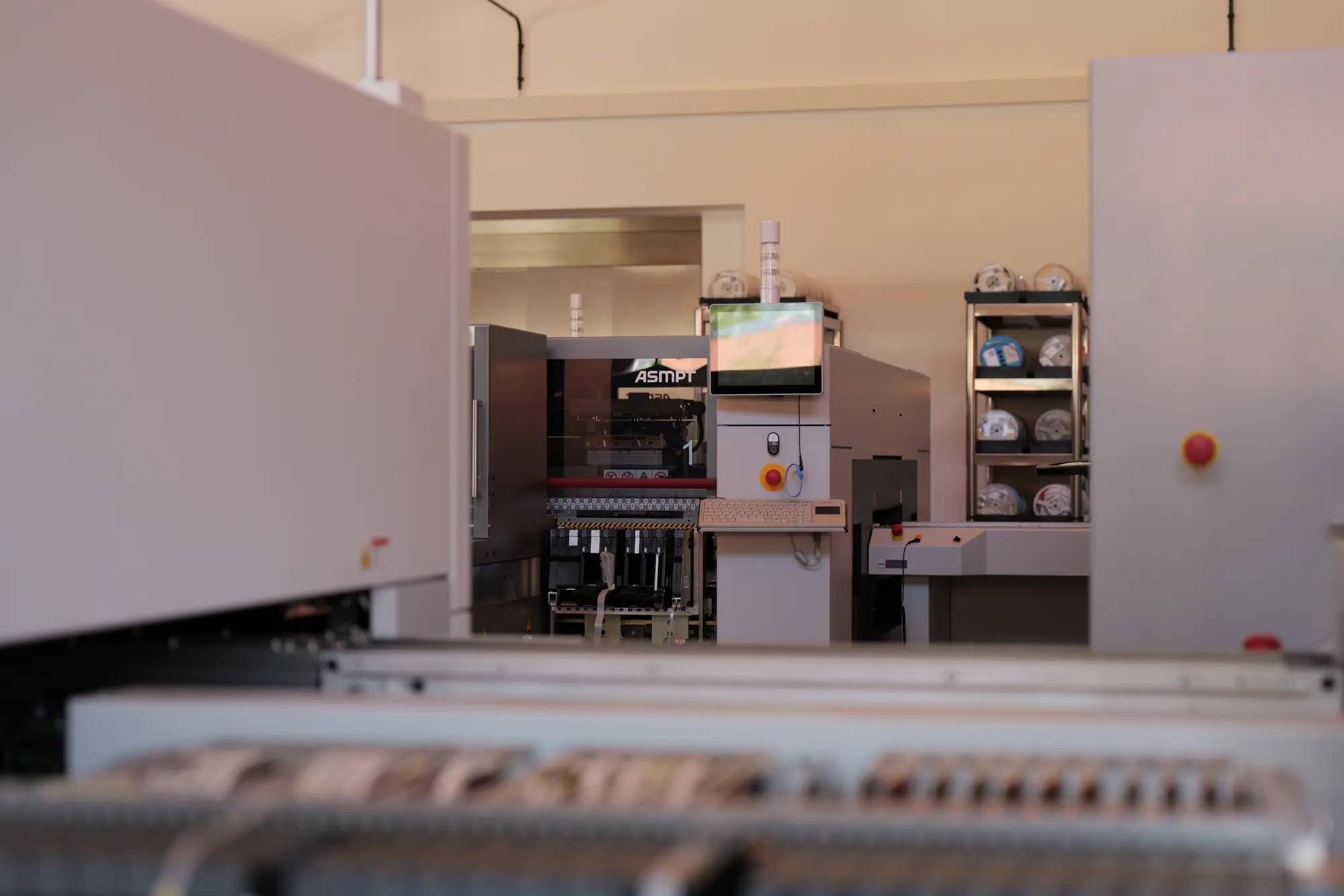 Bestückautomat mit eingerüsteten Bauteilrollen