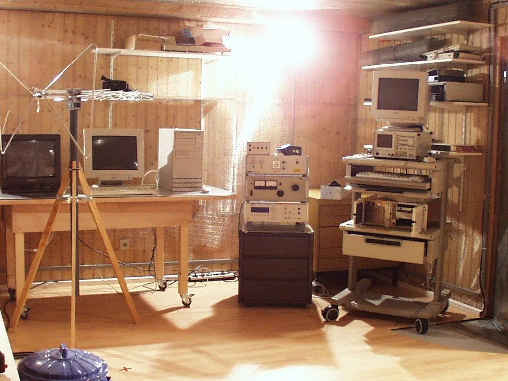 Das erste Labor im Hobbyraum in Ismaning: Messempfänger, Röhrenmonitore und eine Antenne auf dem Holzstativ